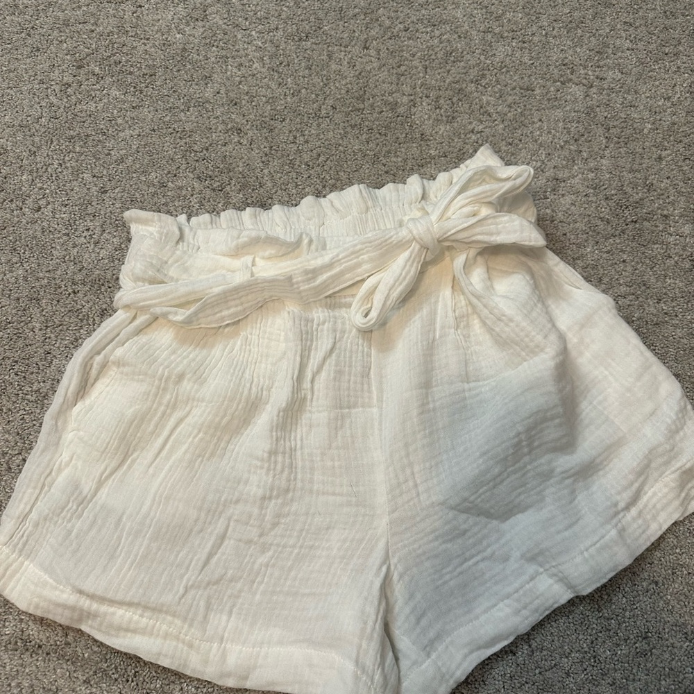 WildFox Women's White Shorts - Size Small